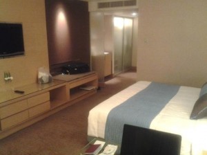 Holiday Inn Bangkok Silom bed and tv