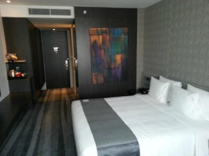 Holiday Inn Bangkok Sukhumvit bedroom of the deluxe room