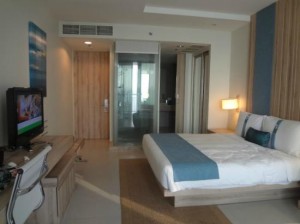 Holiday Inn Pattaya bed and room view
