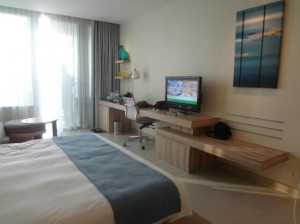 Holiday Inn Pattaya from the other wise with tv and desk