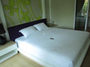 Lantana Pattaya Hotel & Resort bed corner
