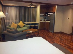 Solitaire Bangkok Sukhumvit 11 bed corner view with couch