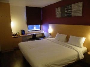 ibis-nana-hotel-bedroom-king-size