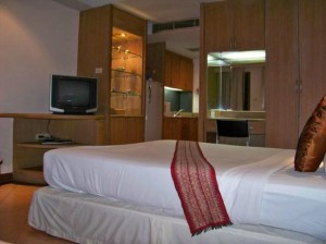 Best Comfort Bangkok Hotel bed corner