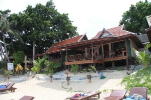 Bill Resort bungalows and beach