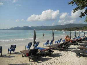 Chaweng Gardens Beach deckchairs right in front of the beach