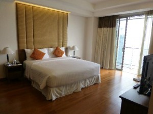 Column Bangkok bed corner