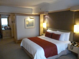 Crowne Plaza Bangkok Lumpini Park bed corner