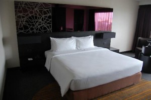 Golden Tulip Mandison Suites bed corner