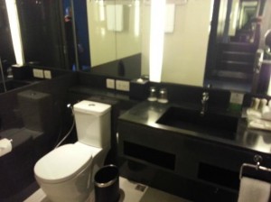Holiday Inn Bangkok Sukhumvit toilet and bathroom deluxe