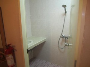 Karon Sunshine Guesthouse shower and bathroom