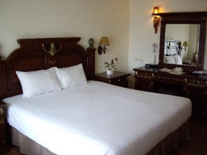 LK Metropole Hotel bed