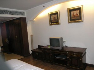 LK Metropole Hotel room