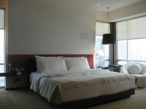 Le Meridien Bangkok Hotel bedroom with big bed in the center