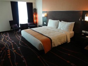 Radisson Suites Bangkok Sukhumvit bed and room