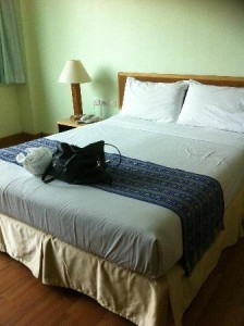 Ruamchitt Plaza Hotel bed in the room