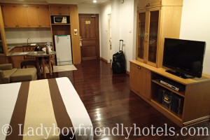 admiral suites bedroom